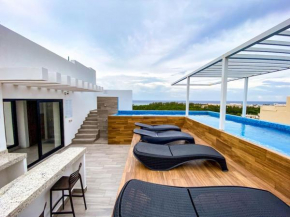 Shiny Studio on 5th Ave with Pool and Gym Steps to Beach